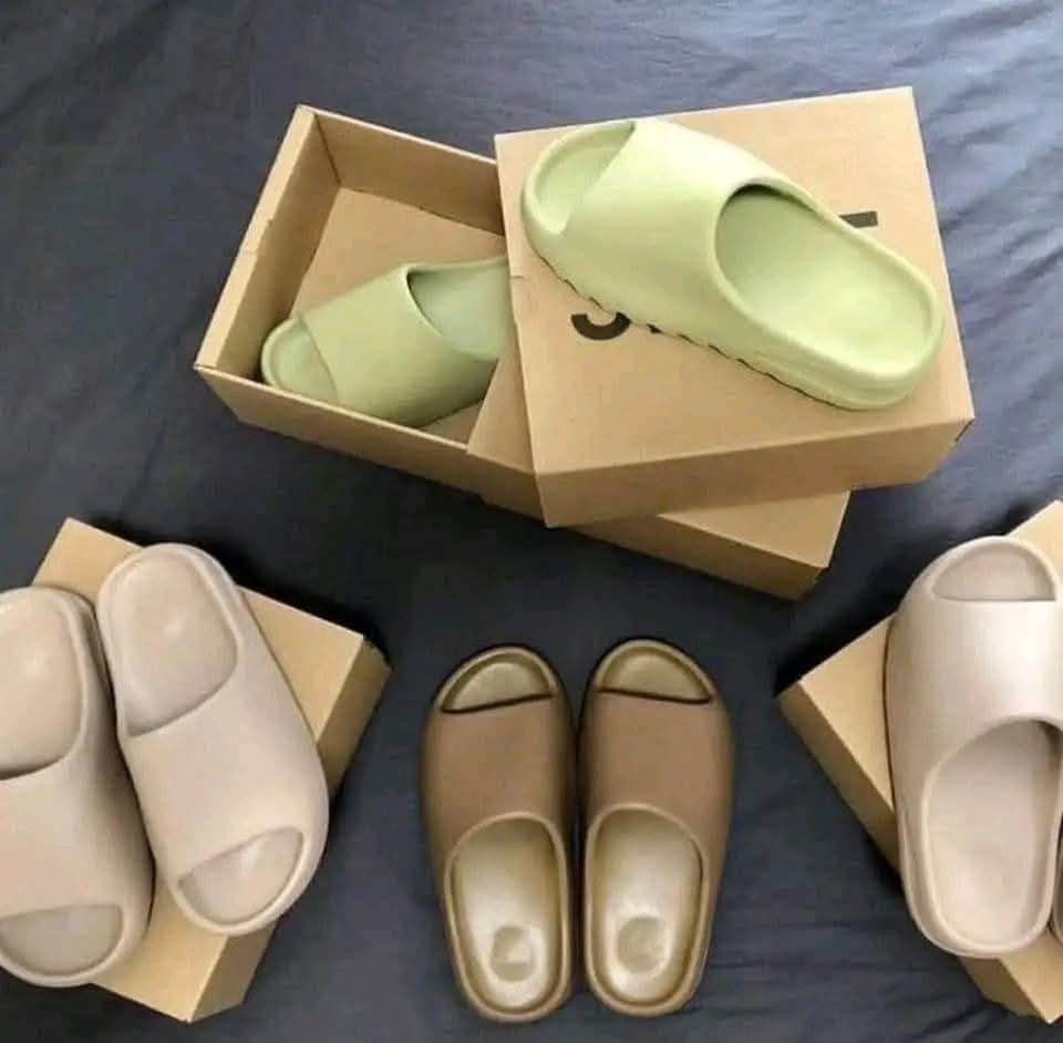 Yeezy Slides Pallet - Image 2