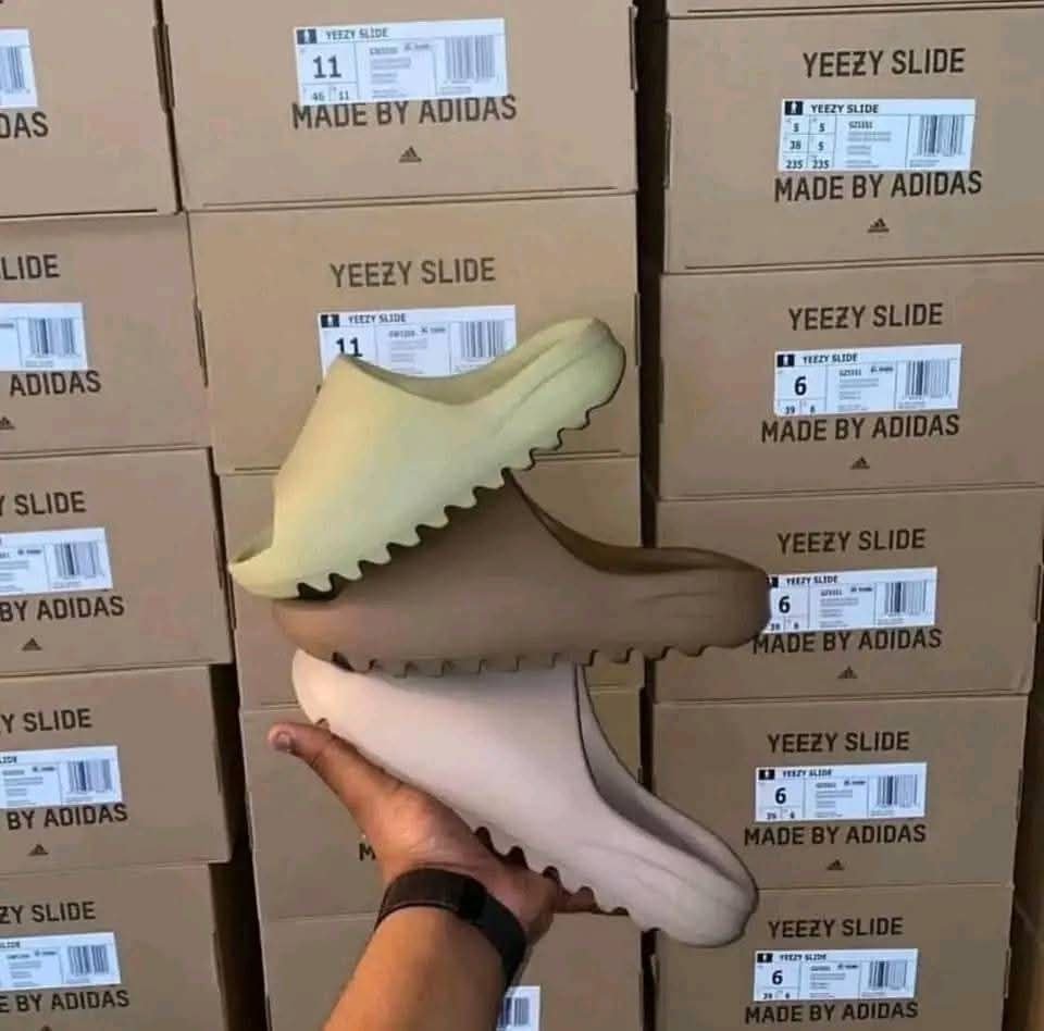 Yeezy Slides Pallet - Image 3