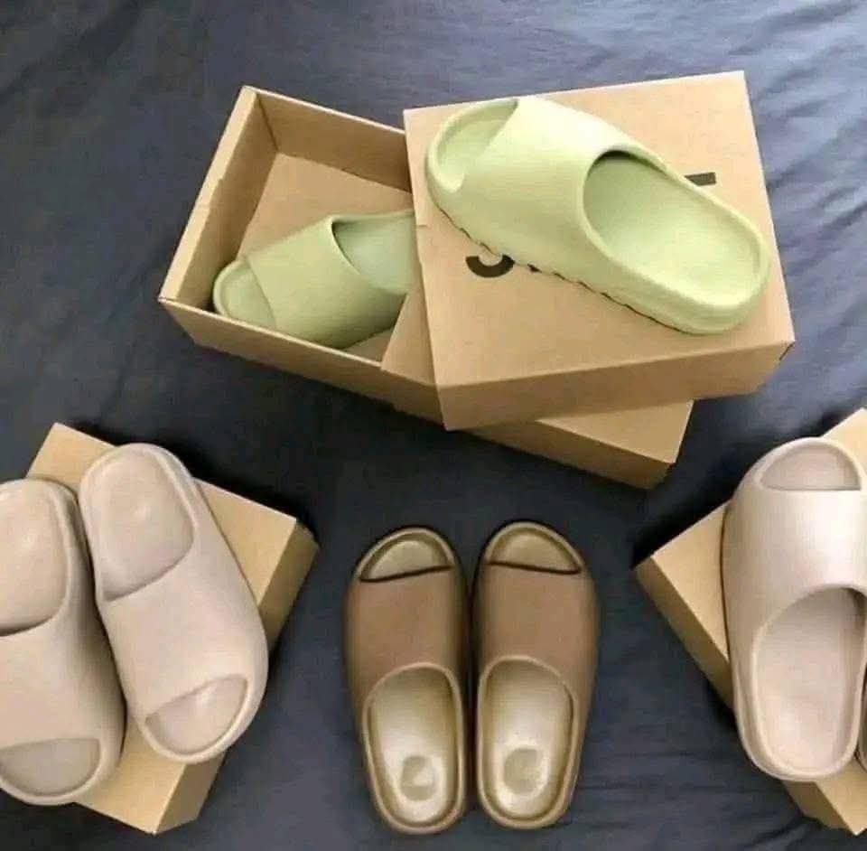 Yeezy Slides Pallet - Image 6